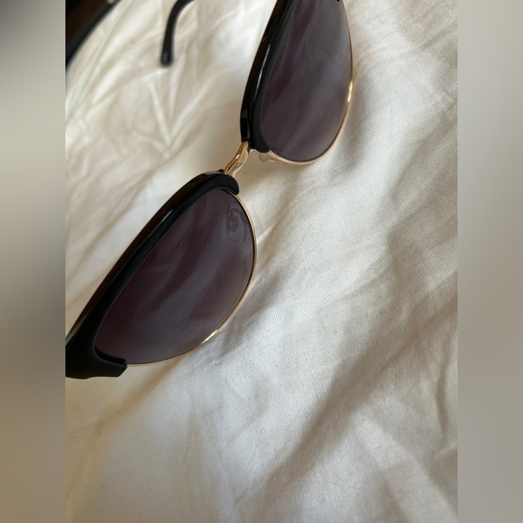 Sunglasses with beautiful gold detailing - Picture 2 of 6